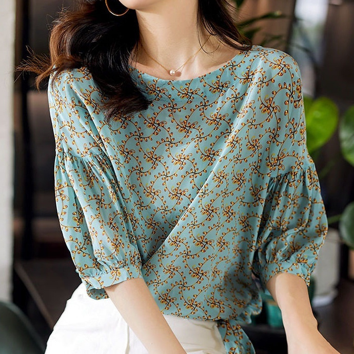 Women's Cropped Lantern Sleeve Floral Top - Green, M